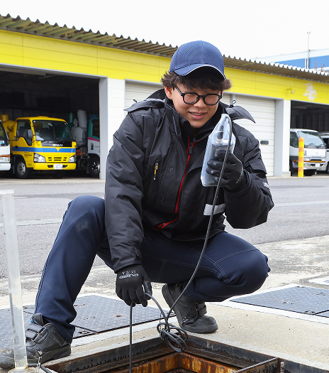 下水道の現場作業をおこなうひまわりのスタッフ
